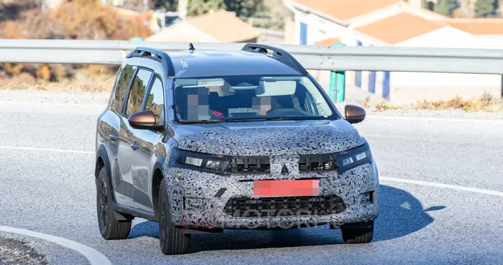 Dacia Jogger, in arrivo il restyling: ecco le foto spia dell'aggiornamento
