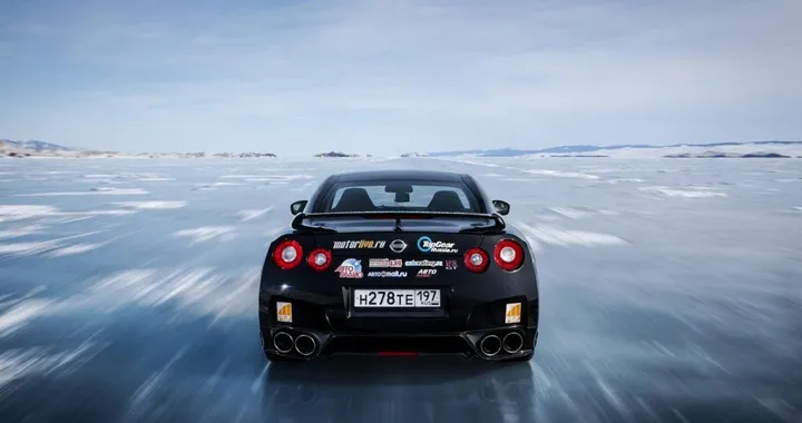 Nissan GT-R vola a 294 km/h sul ghiaccio