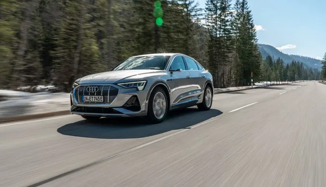 La nuova Audi e-tron è in dirittura d'arrivo: ecco il restyling nelle foto spia