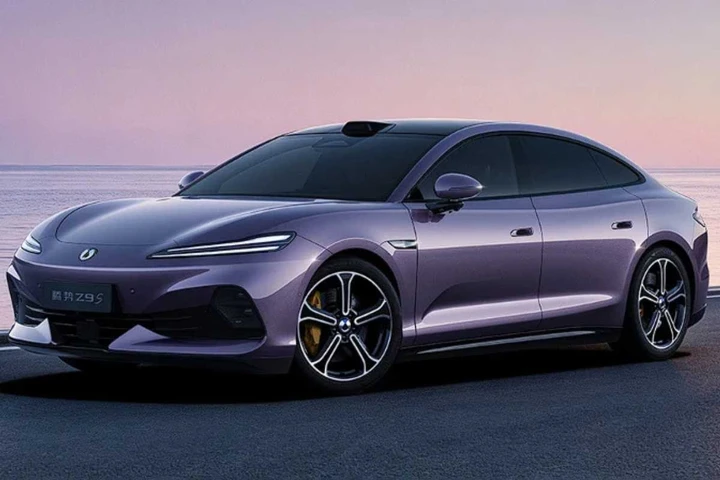 BYD lancia il modello con l'autonomia migliore al mondo: dati impressionanti