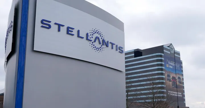 Stellantis, tagli alla produzione delle termiche per centrare gli obiettivi di CO2