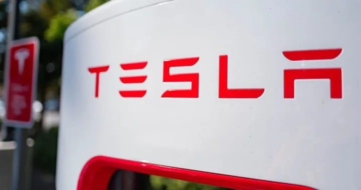 Tesla assume un manager di Apple per migliorare i Supercharger