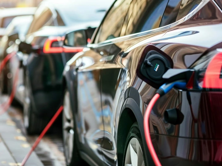 Motus-E: nel 2025 in Italia +46% di vendite di auto elettriche, ma serve continuità