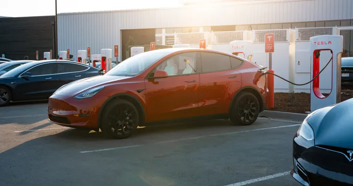 Tesla Supercharger, ricarica gratis in alcuni Paesi europei fuori dagli orari di picco