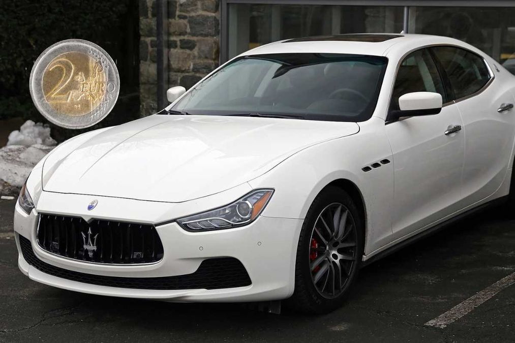 Un uomo riceve una Maserati Ghibli come premio in una lotteria benefica per il restauro di una cappella in Francia