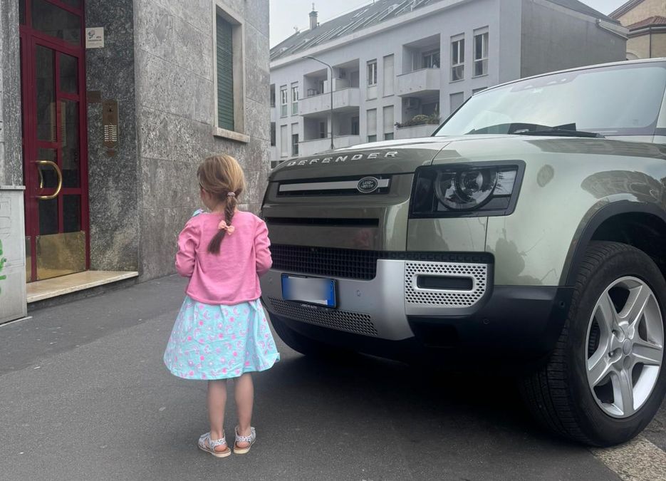 Frontali delle auto sempre più alti: aumentano i rischi per bambini e pedoni adulti