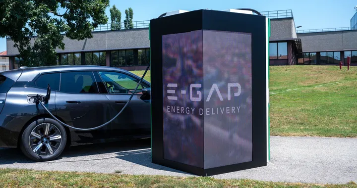 E-GAP presenta la sua colonnina off-grid progettata con Pininfarina