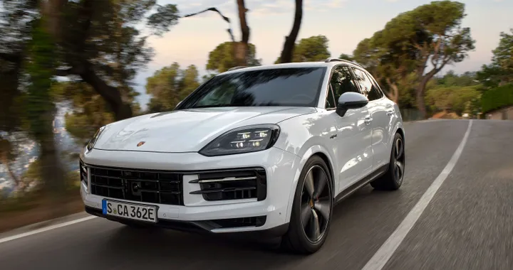 Porsche Cayenne, arriva una nuova versione ibrida Plug-in: è la S E-Hybrid