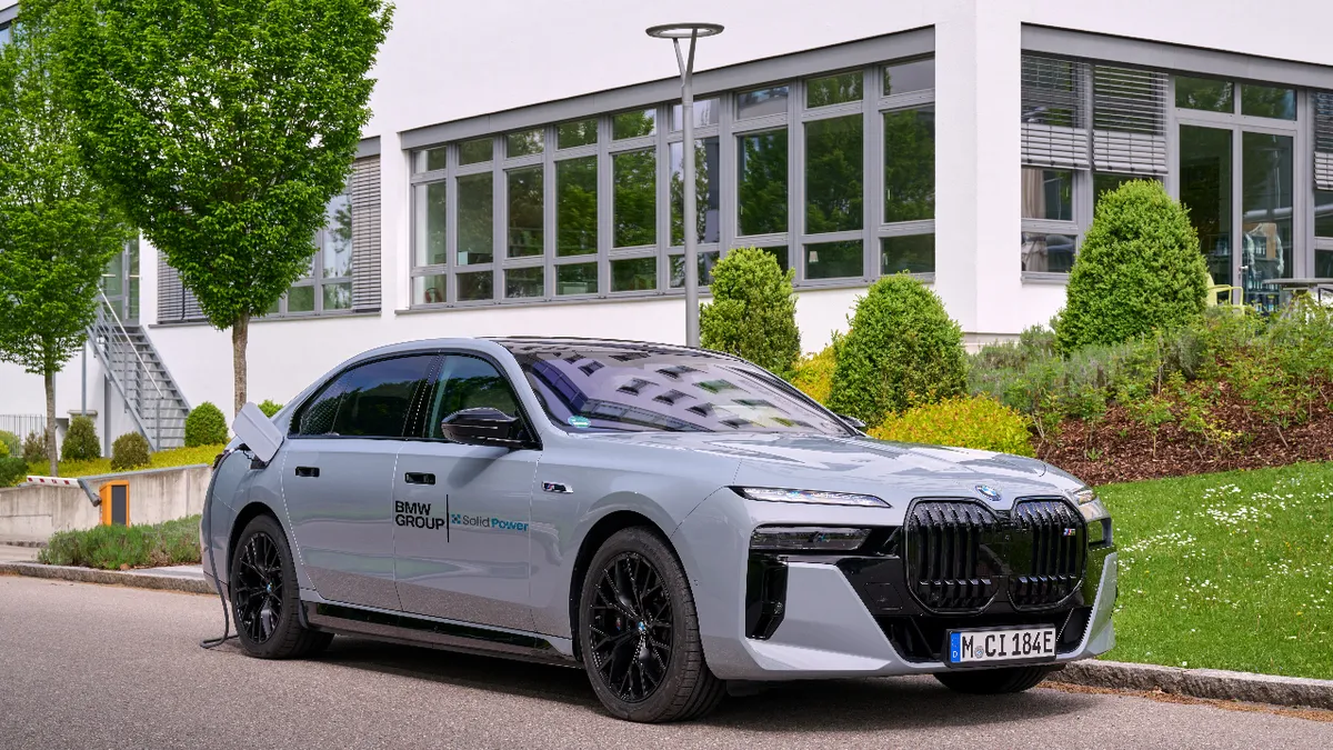 BMW testa le batterie del futuro: la i7 con celle allo stato solido è già su strada