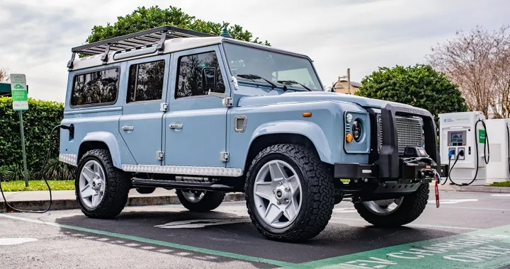 La Defender diventa elettrica, ecco il restomod con motore Tesla