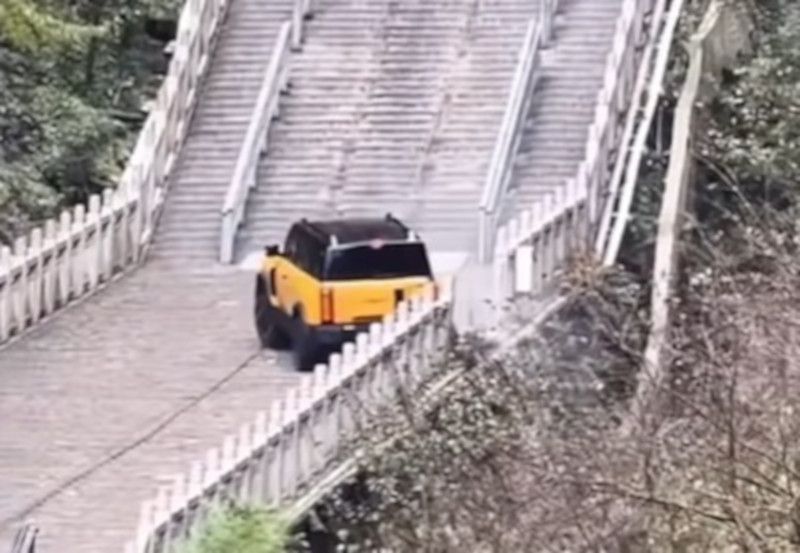Chery prova ad emulare la Range Rover Sport ma fa flop sulla celebre scalinata di Tianmen