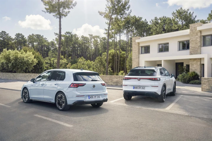 Volkswagen elettrifica i suoi best seller, al via gli ordini per Golf e T-Roc Full Hybrid