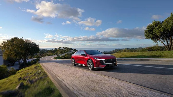Mazda6e regina del design, la filosofia Kodo vince ai World Car Awards 2026