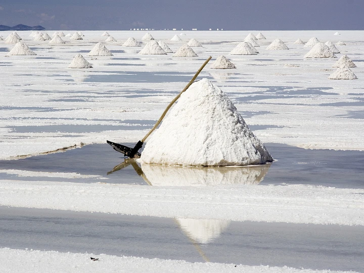Carenza di litio per batterie: dal 2028 a rischio la transizione elettrica