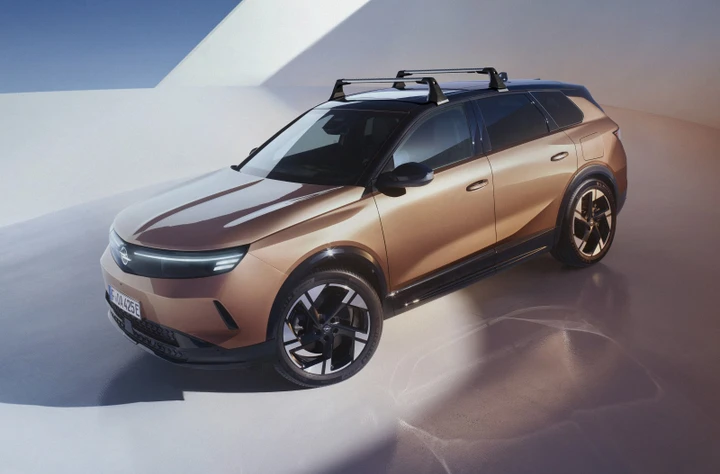 Opel Grandland pronta per le vacanze grazie ai tanti accessori originali