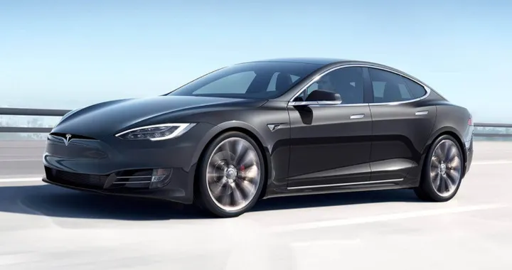 Conducente Tesla sospettato di dormire con Autopilot attivo,fermato dalla Polizia