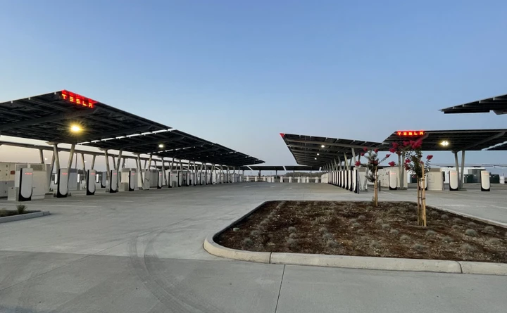 Tesla, la sua più grande stazione Supercharger è alimentata da pannelli solari