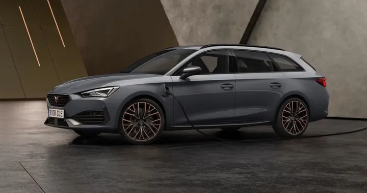 Cupra Leon Sportstourer, test al Nurburgring per il restyling. Foto spia