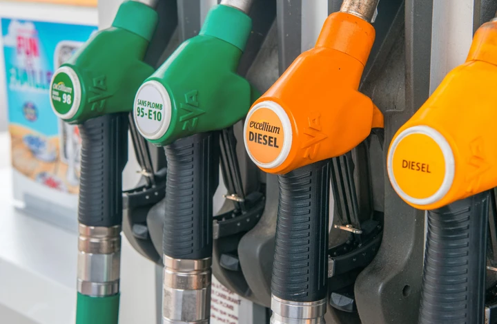 Benzina e gasolio, la stangata è servita: il diesel sfonda quota 2 euro