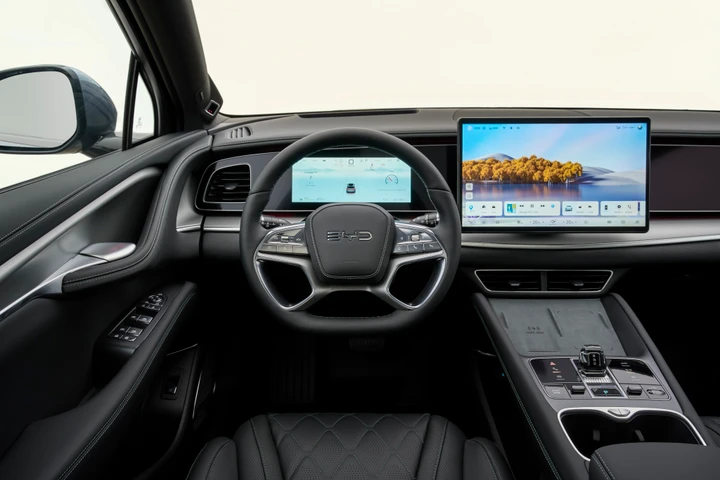 BYD Sealion 7, interni e bagagliaio del SUV elettrico che sfida la Tesla Model Y