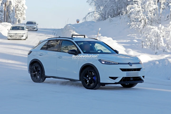 Nuova Volkswagen T-Roc R, le ultime foto spia mostrano ulteriori dettagli del crossover
