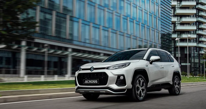 Suzuki Across Plug-in, debutta in Italia l'allestimento TOP