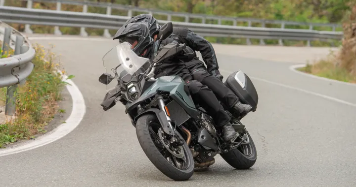 Suzuki, debutta la nuova V-Strom 800 SE. Prezzo
