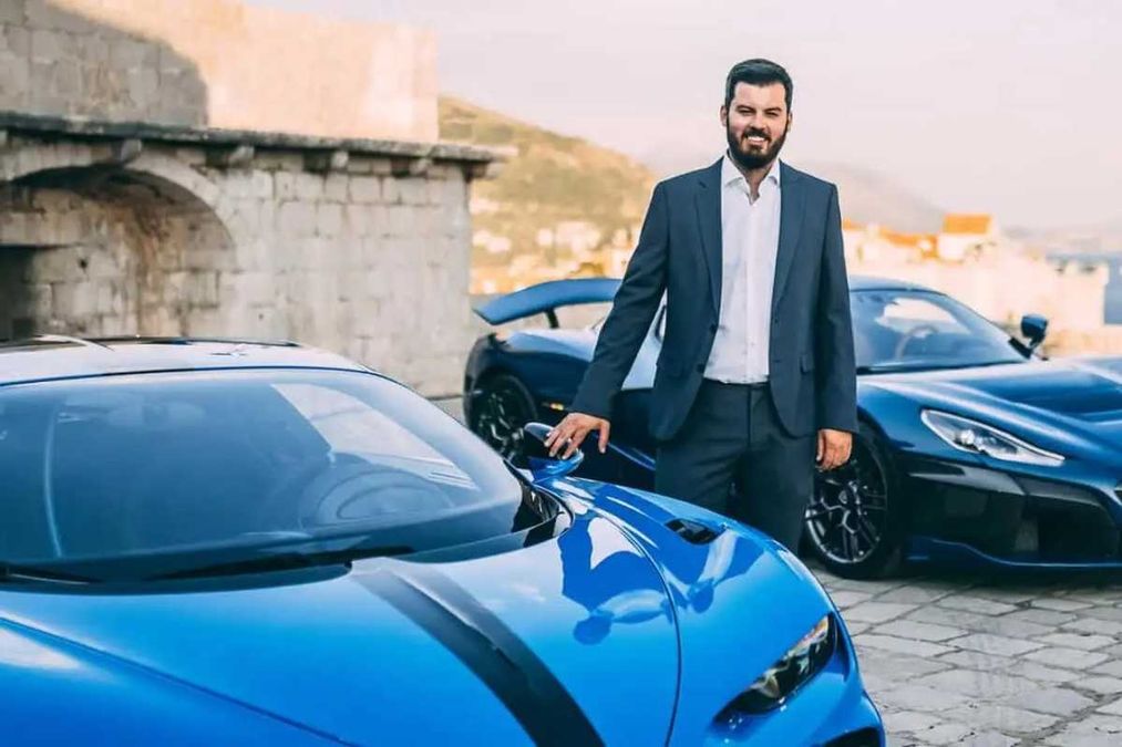 Un'auto di lusso con cambio manuale e V16, in un contesto di innovazione e tradizione