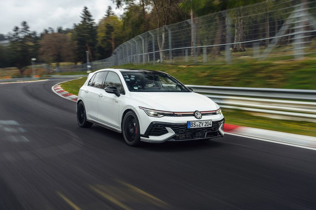Volkswagen Golf GTI Edition 50 debutta il 20 giugno ma è già  record al Nurburgring