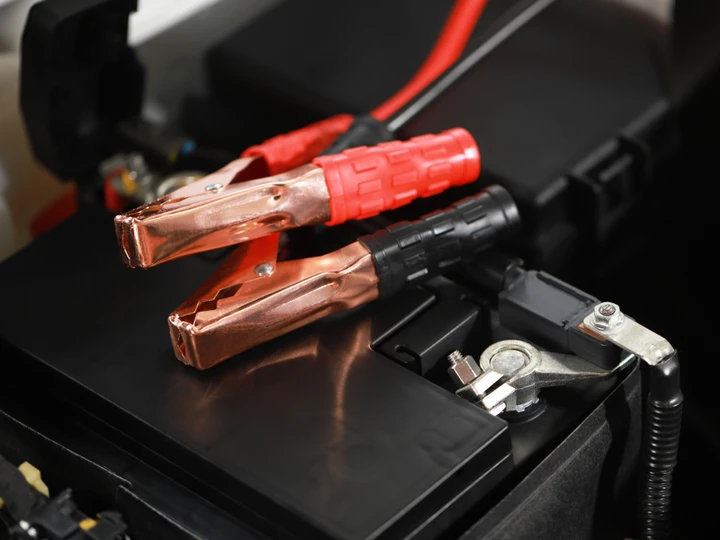 Bosch C30, il caricabatterie per auto e moto che prolunga la vita della batteria