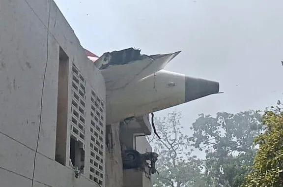 Tragedia in India, aereo diretto a Londra si schianta poco dopo il decollo: 242 persone a bordo