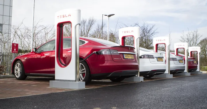 Tesla premia i clienti con il Referral Program, anche in Italia