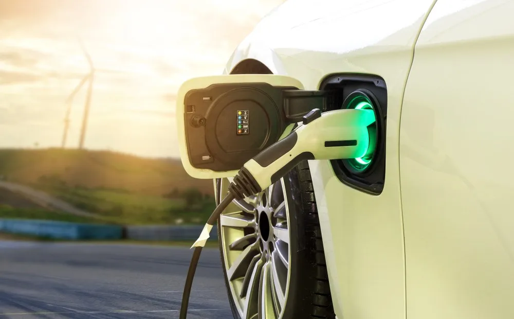 Auto elettriche, l'UE bacchetta l'Italia: crei condizioni favorevoli alle BEV
