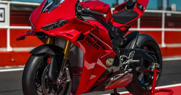 Ducati Panigale V4 2027: più cavalli e segreti da MotoGP, prezzo da 29.390 euro