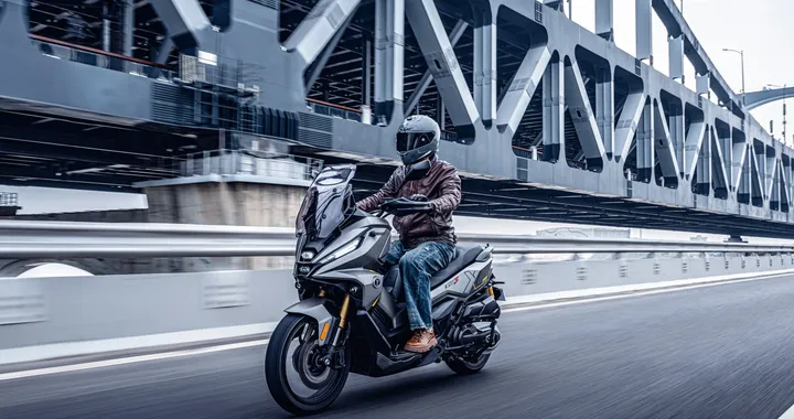 Loncin e Voge a EICMA 2025 con tre nuove soluzioni tra avventura, città e lavoro