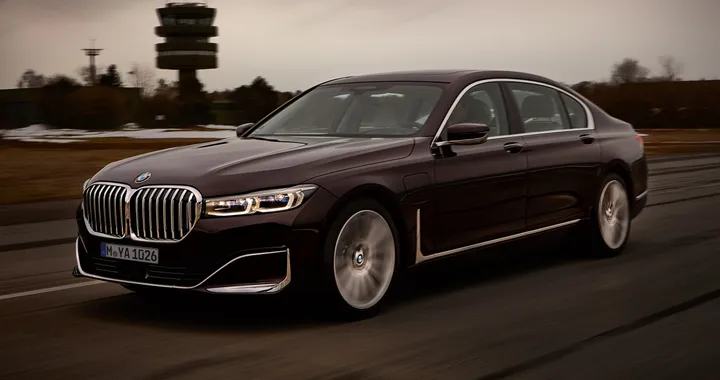 BMW 745e: la Serie 7 ibrida plug-in ha 58 km di autonomia elettrica