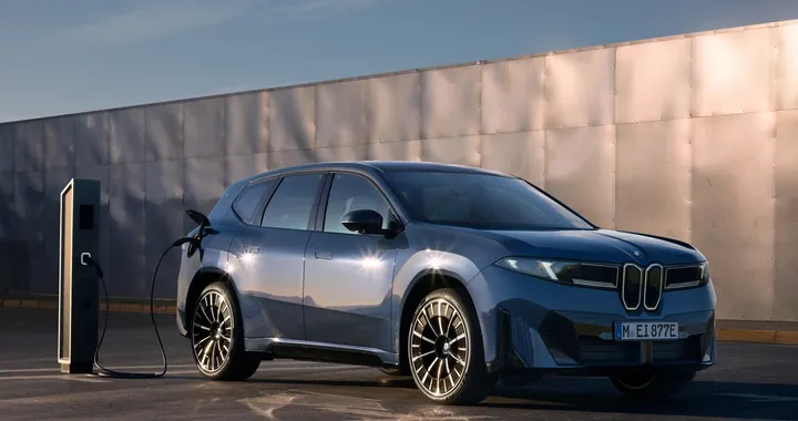 Per la nuova iX3, BMW ha ridotto del 35% le emissioni inquinanti