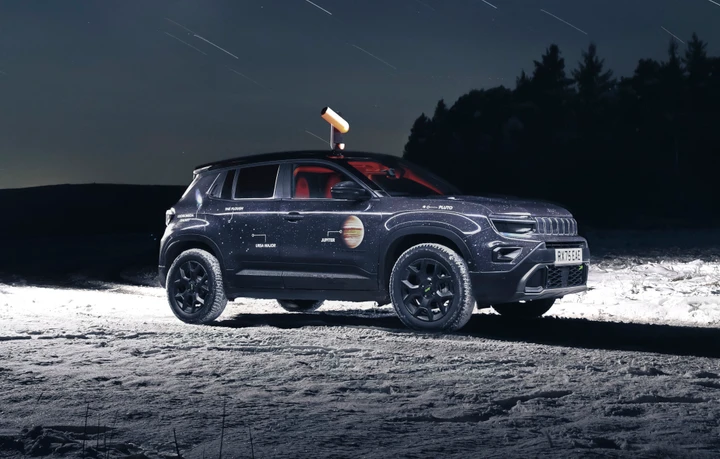 Nasce Jeep Avenger Stargazer: concept unico per osservare il cielo, con il telescopio sul tetto