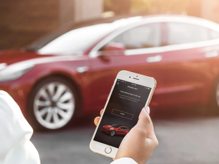 Tesla: chiusa l'indagine NHTSA su Smart Summon, ma il dossier resta aperto