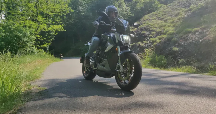Da Milano a Genova (e ritorno) con una Zero Motorcycles SR/F: live batteria