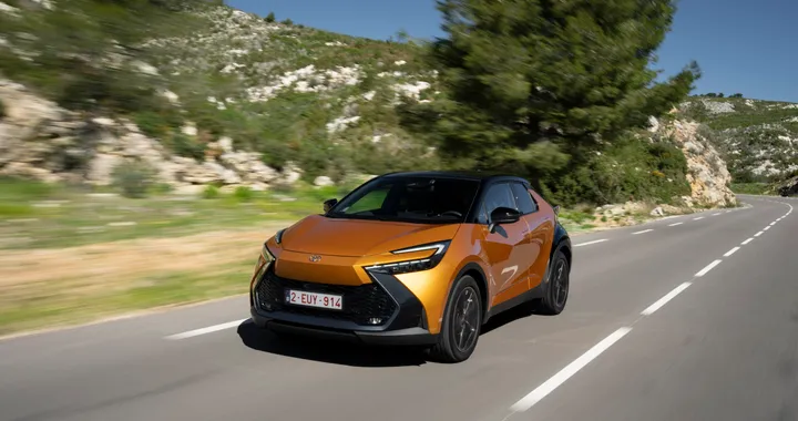 Toyota C-HR, la gamma del crossover si completa con la Plug-in