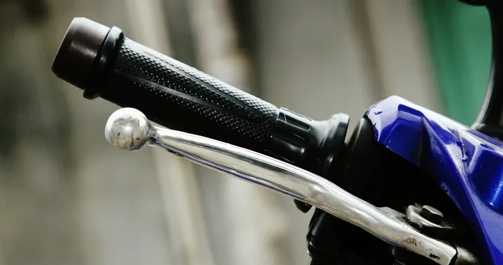 Guidare la moto in inverno: ecco una soluzione pratica per affrontare pioggia e freddo