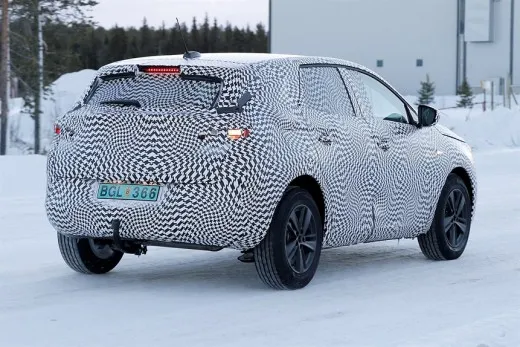Opel Grandland X, foto spia del SUV che verrà