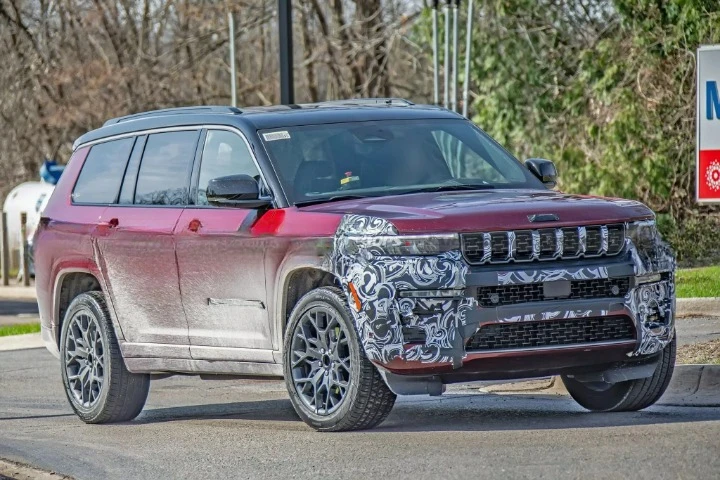 Jeep Grand Cherokee: il restyling anticipato da teaser e foto spia