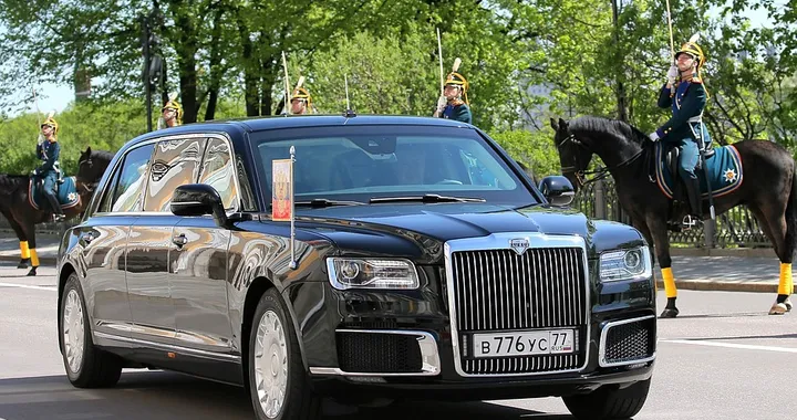 Putin, addio Mercedes: al giuramento con la nuova limousine Made in Russia