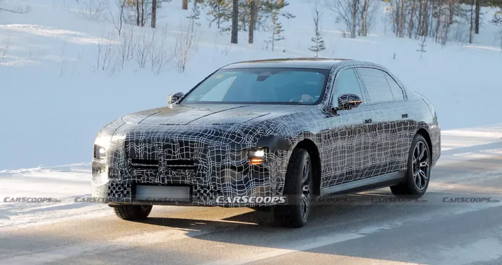 BMW Serie 7 2026, niente look Neue Klasse per il restyling? | Foto spia
