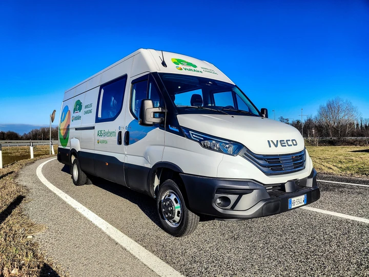 La ricarica wireless in autostrada è realtà: l'Iveco eDaily entra in servizio sulla A35 Brebemi