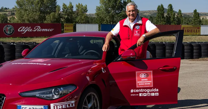 Andrea de Adamich addio, morto a 84 l'ex pilota e volto storico delle corse in TV