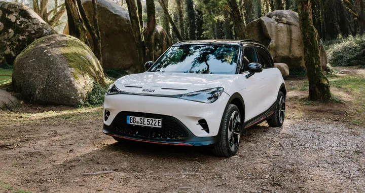 Smart #1: prima prova per le vie di Milano, test con la trazione posteriore e la BRABUS
