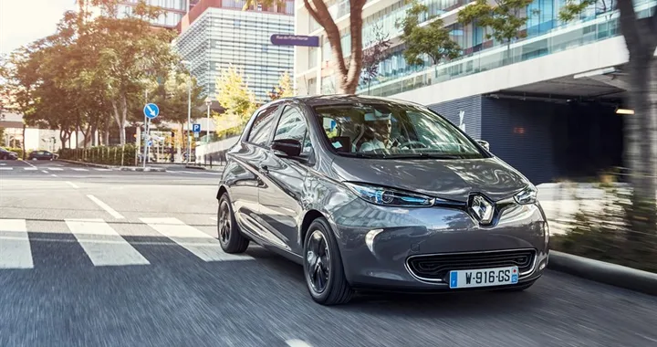 Renault Zoe è l'auto elettrica più venduta in Italia a luglio | Toyota C-HR prima ibrida